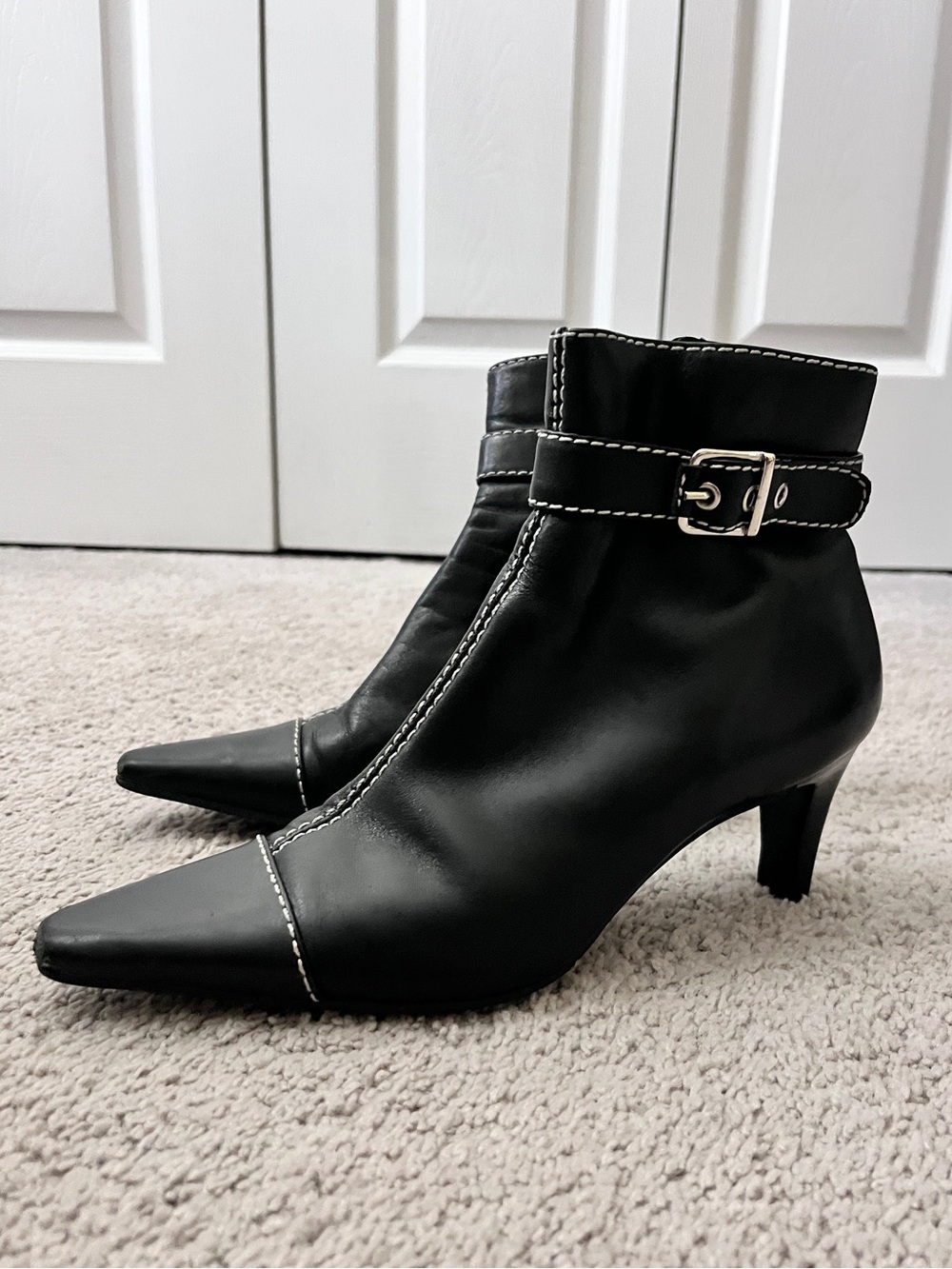 Kitten heel bootie